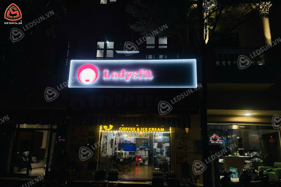 bảng hiệu alu chữ mica sáng đèn