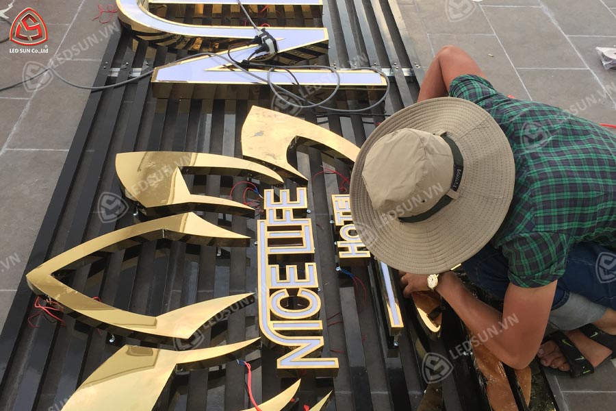 bảng hiệu lam nhôm