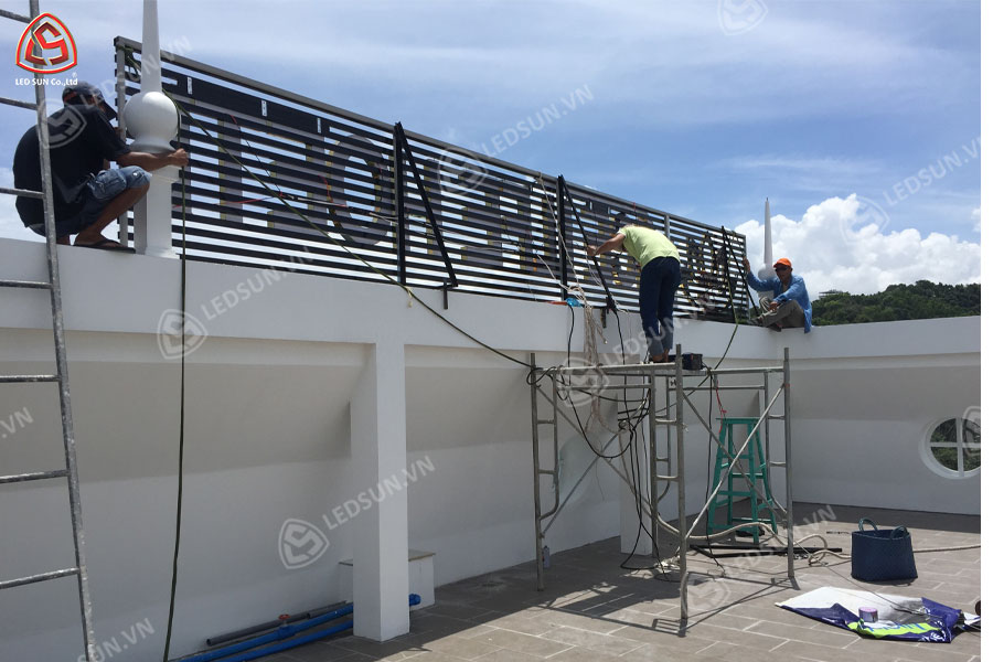 bảng hiệu lam nhôm chữ inox