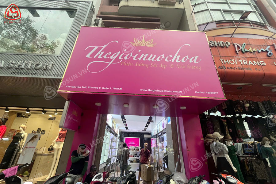 bảng hiệu cửa hàng nước hoa
