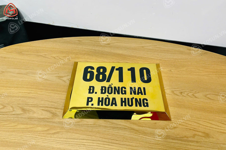 bảng số nhà inox vàng gương ăn mòn