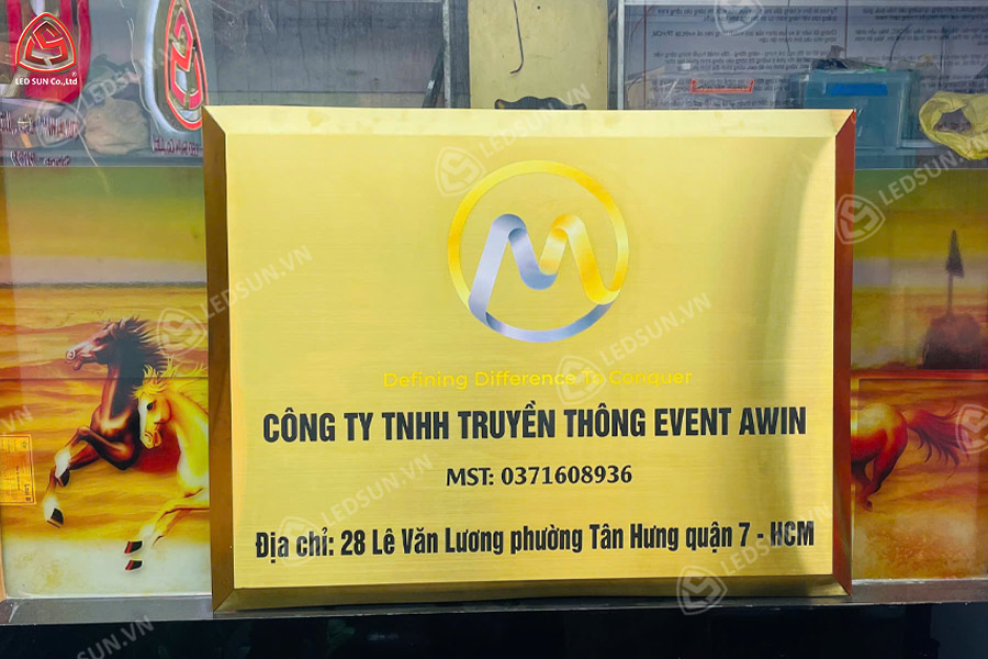 bảng tên công ty inox vàng xước ăn mòn
