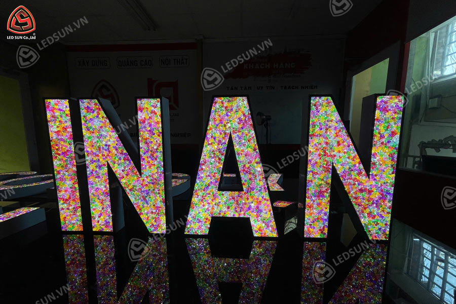 chữ inox mặt acrylic giả đá