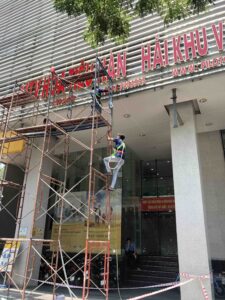 Led Sun thi công lắp đặt bảng hiệu Quận 2