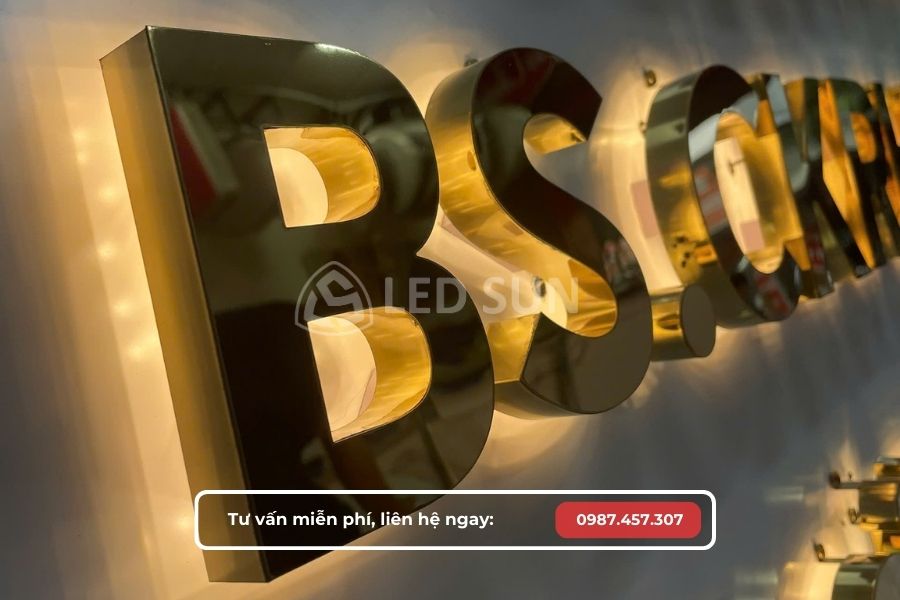 chữ inox vàng gương hắt sáng chân