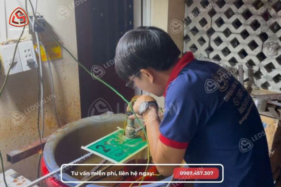 Gia công biển số nhà tại xưởng của Led Sun