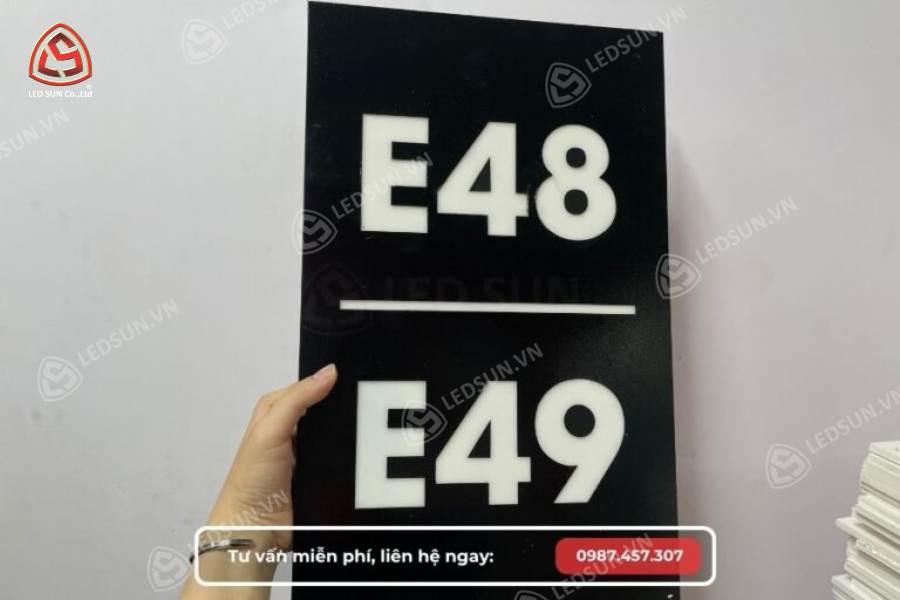 Biển số nhà inox ép Mica âm bản