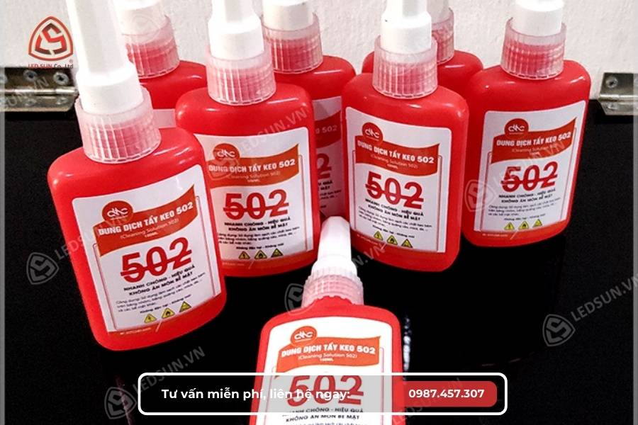 Sử dụng Nước tẩy keo chuyên dụng  để tẩy keo 502 bị dính vào da tay