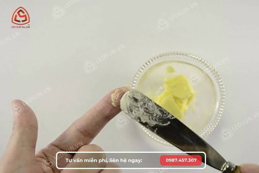 Sử dụng Bơ thực vật để tẩy keo 502 dính vào tay​